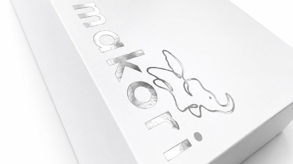 Detalhe do acabamento hot stamping em embalagem personalizada